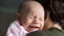 Mama nije mogla smiriti bebu u avionu tokom trosatnog leta pa i ona počela plakati s njom