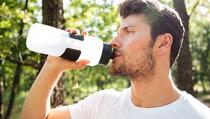 Od glavobolje do želučanih problema: Skrivene opasnosti pijenja tople vode iz plastične boce
