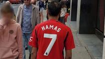 Navijač Uniteda uoči finala FA Cupa snimljen u dresu "Hamas 7", prijavljen je policiji
