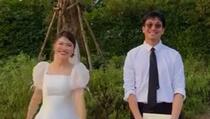 Par rekreirao školsku fotografiju na dan vjenčanja pa raznježio mnoge
