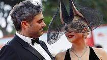 Lady Gaga na festival u Veneciji stigla sa zaručnikom: Pažnju ukrala neobičnim modnim izdanjem