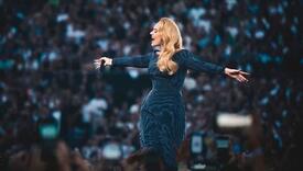 Adele na koncertu pokazala zaručnički prsten i konačno potvrdila da se udaje