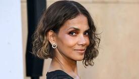 Halle Berry zna kako privući poglede: Na crvenom tepihu obline istaknula prozirnom haljinom