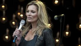 Kate Moss zna kako se zabavljati: Pjevala, plesala, istrčala na pozornicu i poderala haljinu