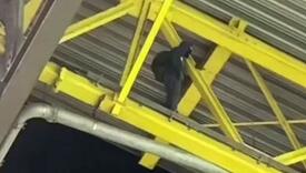 Korišten i helikopter: Policija usred utakmice EURO-a lovila maskiranog muškarca na krovu stadiona