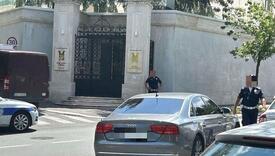 Muškarac iz samostrijela u vrat pogodio pripadnika Žandarmerije kod ambasade Izraela u Beogradu