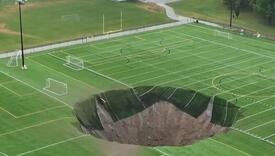 Zastrašujuće i impresivno: Ogromna rupa progutala dio nogometnog igrališta u SAD-u