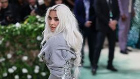 Kim Kardashian šokirala uskim strukom na Met Gali, haljinu uskladila s iznošenim džemperom