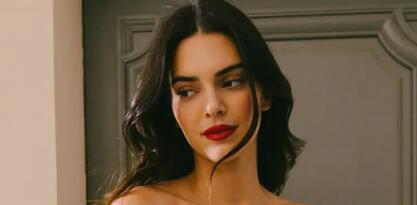 Kendall Jenner se priključila trendu "golih" haljina: Zbog ovog komada je bila u centru pažnje u Parizu