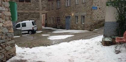 Prizrenski region: Led veličine oraha, ljudi ćebadima štitili automobile